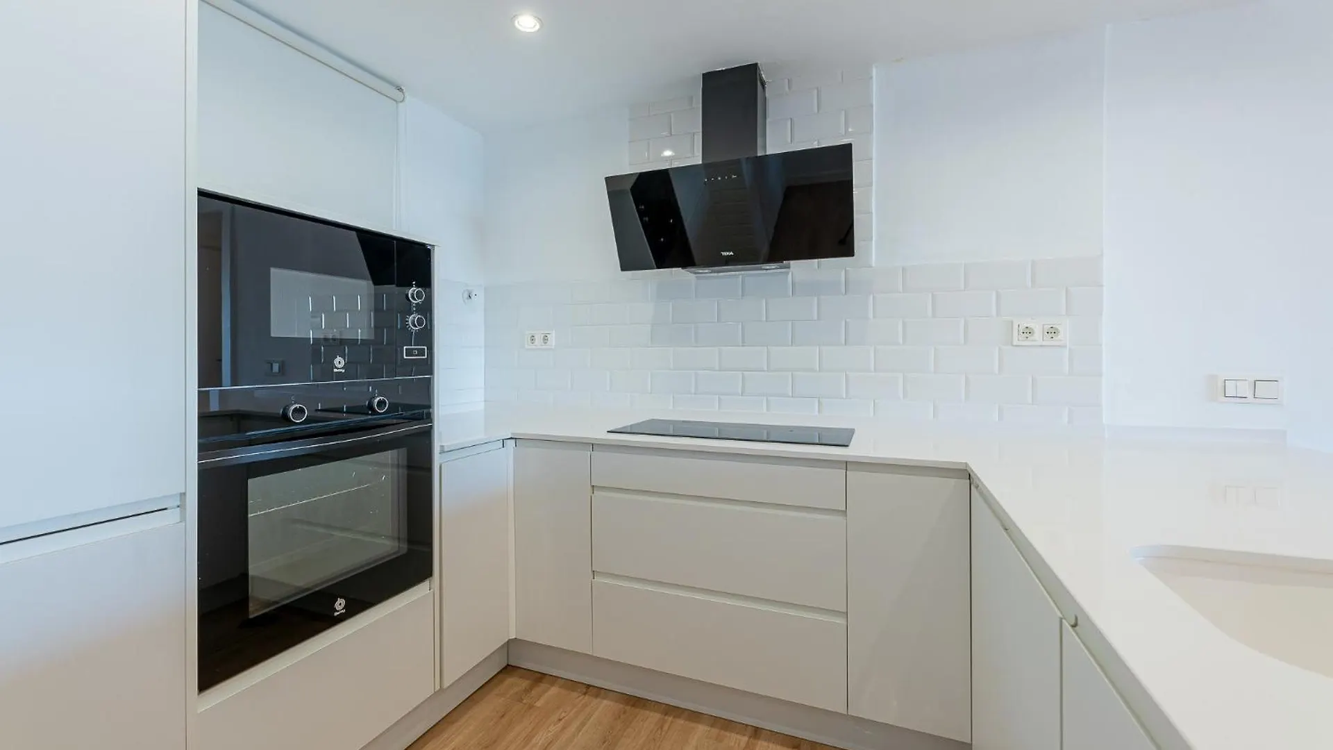 Apartment 797 Holiday Rentals - Moderno Piso En Primera Linea De Playa Torremolinos