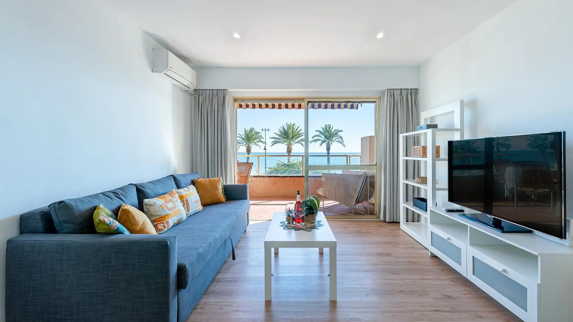 Apartment 797 Holiday Rentals - Moderno Piso En Primera Linea De Playa Torremolinos